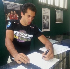 Thiago Michel assina contrato com o Glory