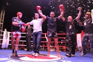 ELY KICKBOXING PASSA O CARRO EM SP