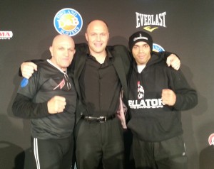 Mestre Ely Pereira e Thiago Michel com o CEO do Bellator Bjorn Rebney