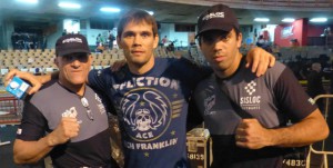 Mestre Ely e Thiago Michel com Rich Franklin, campeão do UFC 147